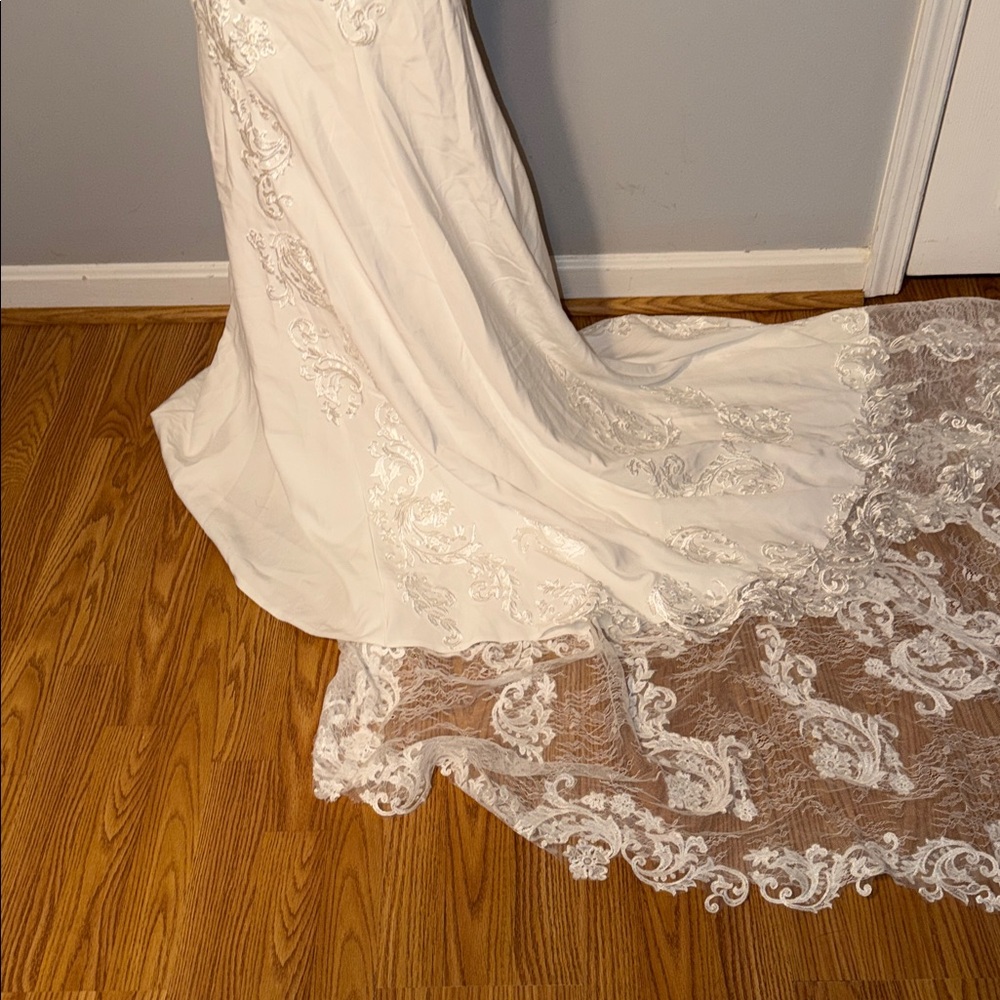 Ivory Lace Bridal Gown - Picture 9 of 16